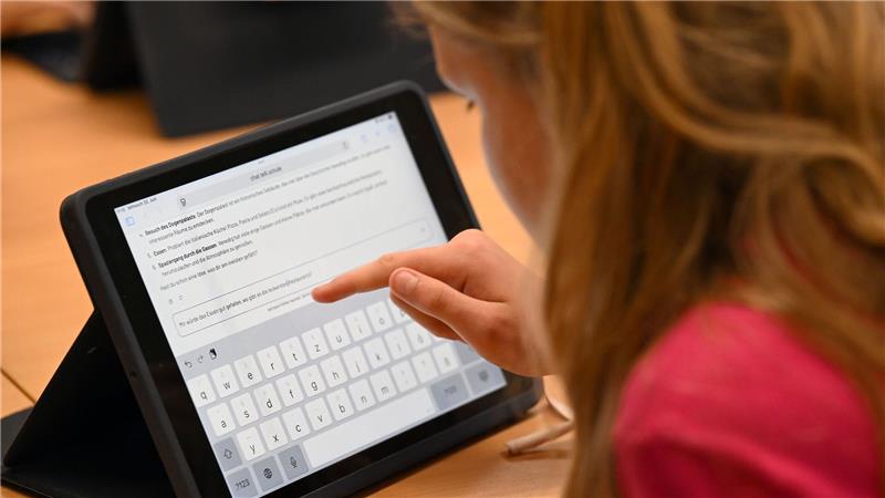 KI-Chatbot für Schüler und Lehrkräfte in Bremen Schülerinnen und Schüler im kleinsten Bundesland können den KI-Chatbot Telli nutzen. Bremen ist nach eigenen Angaben das erste Bundesland, das Telli flächendeckend zur Verfügung stellt.
