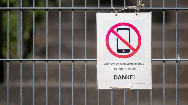 Schülerinnen und Schüler in der Stadt Bremen müssen ihr Handy im neuen Schuljahr ausgeschaltet in der Tasche lassen. (Symbolbild)