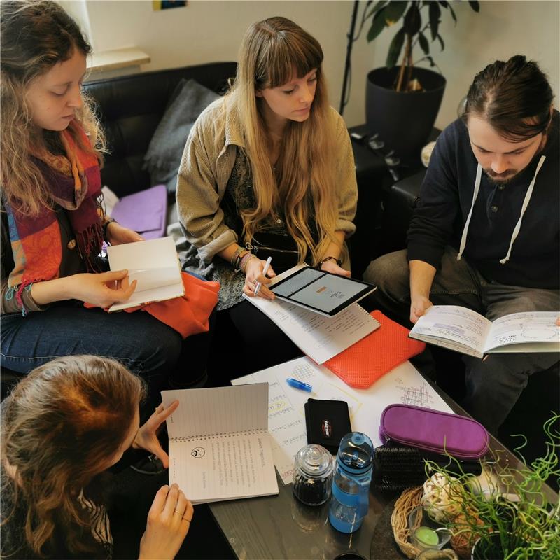 Jugendliche werden mit Cyber-Mobbing konfrontiert Schülerinnen und Schüler sollen im November und Dezember Aufgaben in mehreren Escape-Rooms lösen. Dabei werden die Themen Cybermobbing und Cybergrooming in den Mittelpunkt gerückt. Foto: Helden e.V.