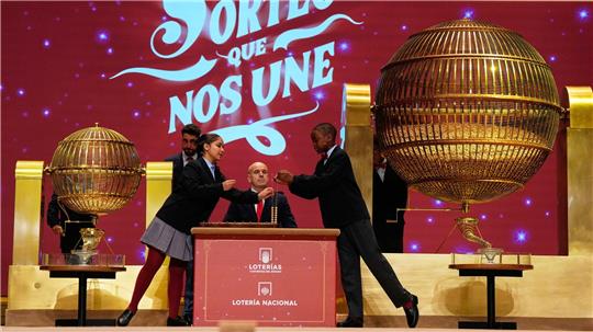 Schülerinnen und Schüler stehen im Mittelpunkt der Zeremonie. Hier bei der Ziehung der Lottozahlen im Madrider Teatro Real.