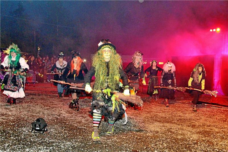 Wolfshäger Walpurgis-Sause im Jubiläumsjahr der Hexenbrut Schüttel den Speck und andere schaurige „Moves“ werden die Hexen aus Wolfshagen und darüber hinaus am 30. April wieder auf der Wolfshöhe oberhalb des Luftkurortes zeigen. Archivfoto: Leifeld