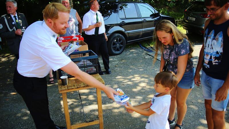 Schützenvogt Frederik Kunze begrüßt die Familien persönlich zum Kinderfest.