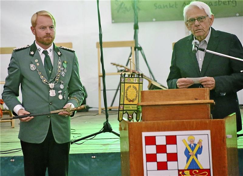 St. Andreasberger Schützen feiern Geburtstag Schützenvogt Frederik Kunze erhält den Hirschfänger von Uwe Günther zurück