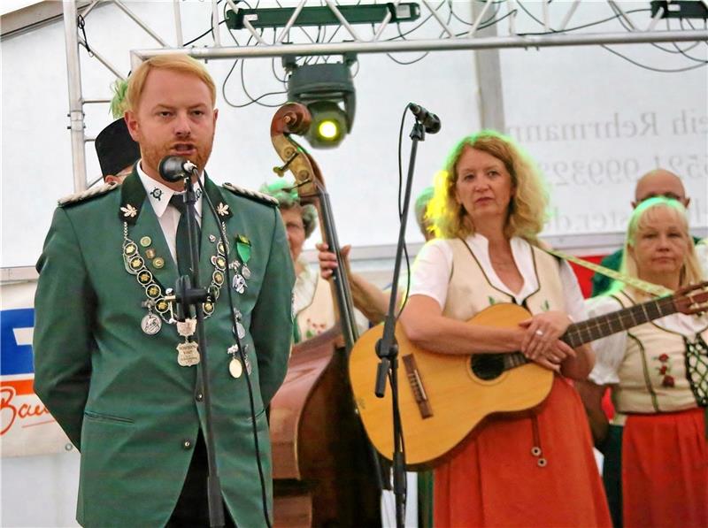 St. Andreasberg hat ein neues Königspaar Schützenvogt Frederik Kunze eröffnet mit dem Heimatbund am Freitagabend das Schützenfest.