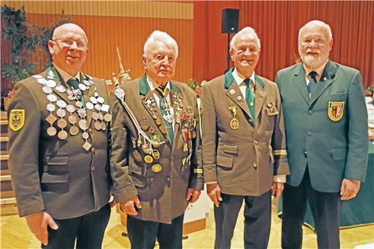 Schützenvogt Wolfgang Graßl (links) und Wolfgang Just (rechts) zeichnen Eberhard Sabel (von links) und Gert Krause für ihre langjährige Treue aus. Foto: Epping