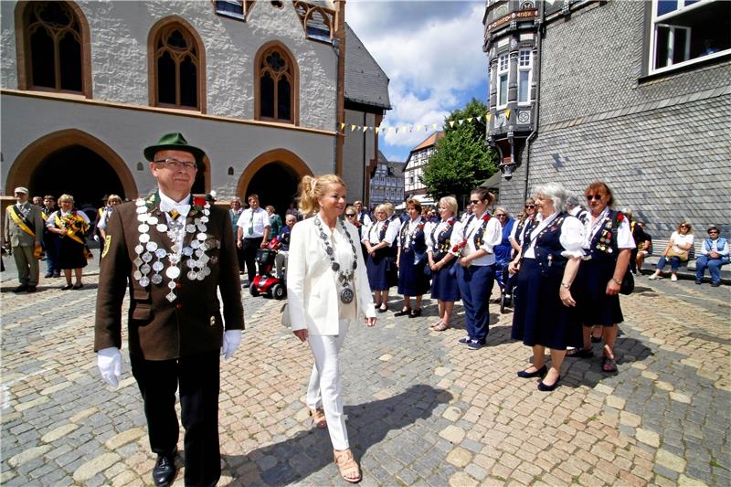 Schützenvogt Wolfgang Graßl und Oberbürgermeisterin Urte Schwerdtner schreiten die Reihen ab, dann geht es zum Schützenfrühstück in den Lindenhof.  Fotos: Epping