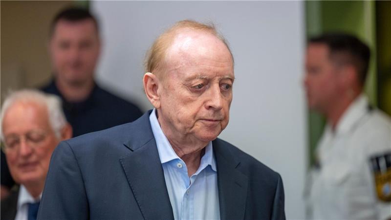 Schuhbeck: Lebe von 1138 Euro Rente Schuhbeck lebt nach eigenen Angaben von rund 1100 Euro Rente.