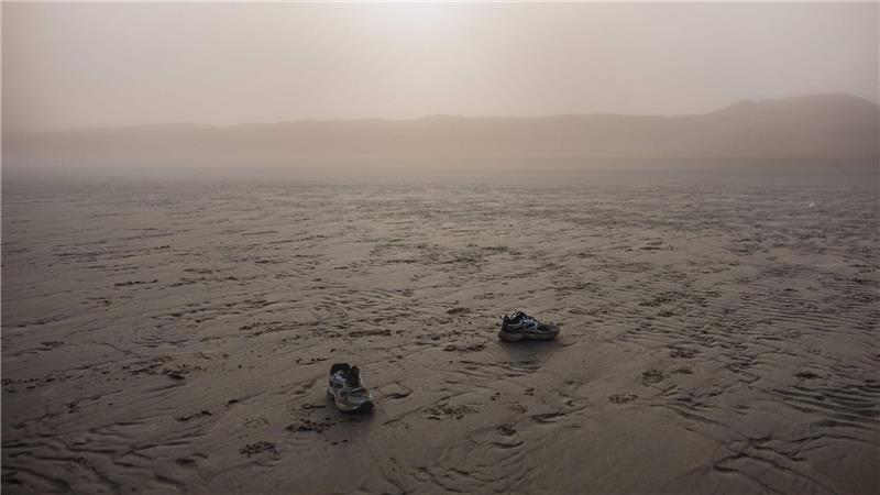 Schuhe liegen verlassen am Strand, nachdem Migranten bei dem Versuch, den Ärmelkanal zu überqueren, vor dem Strand von Gravelines in Nordfrankreich ein Boot von Schmugglern bestiegen haben.