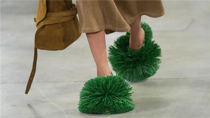 Schuhwerk als Blickfang: Ein Model trägt eine Kreation aus der Moschino-Damenkollektion Frühjahr-Sommer 2026, die in Mailand präsentiert wird.