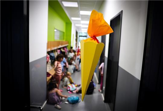 Schulanfänger: Eine kleine Schultüte am Eingang einer Grundschule in Hamburg.