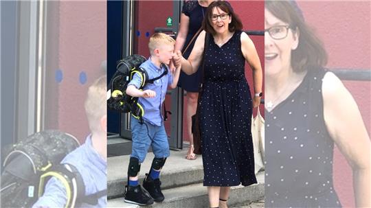 Schulbegleiterin Kerstin Pawlak holt den siebenjährigen Schüler Hermann Plotz meist von der Grundschule in Hornburg ab. Foto: Privat