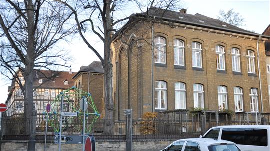 Die Grundschule Goetheschule und der Parkplatz sind bisher durch die Bolzenstraße klar voneinander getrennt. 