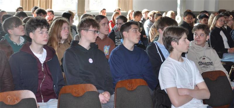 Krieg der Infos: Podcaster erklären Goslar die Fake-News-Welt Gruppe von Jugendlichen sitzt in einem Raum auf Stühlen und blickt nach vorne