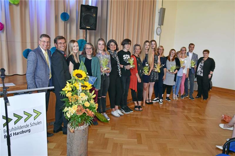 Schulleiter Jens Büsing (li.) und sein Kollegium zeichnen während der Abschlussfeier die besonders „ehrwürdigen Schüler“ des Jahrgangs aus.