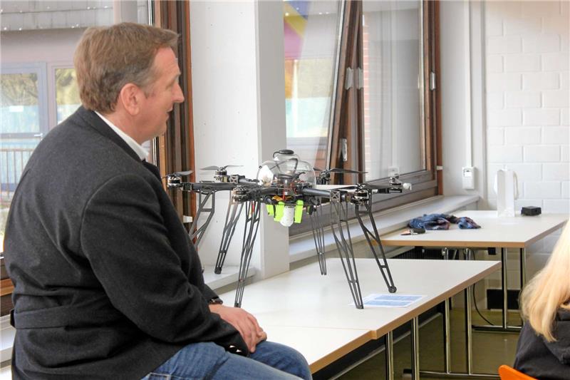 Schulleiter Oliver Bollmann ist fasziniert von dem Werkschutzkopter, der von VW bei der Geländesicherung eingesetzt wird.