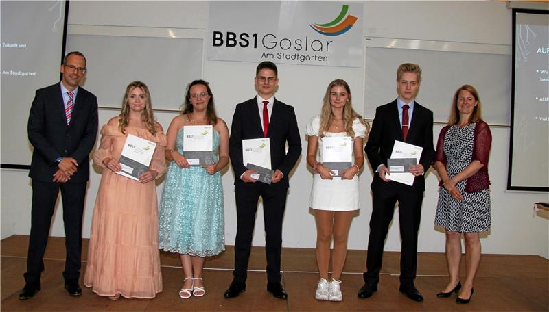 Schulleiter Oliver Witzorky (v. li.) mit den Absolventen Saskia Rattmann, Julia Urbanek, Maximilian Köhler, Isabelle Carow, Christian Debbertin und Abteilungsleiterin Nina Fahrtmann. Foto: Hohaus
