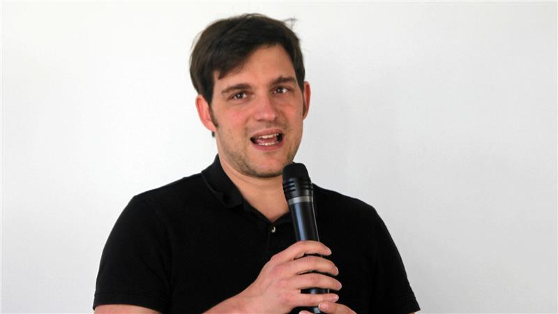 Oberschule Braunlage will Handynutzung einschränken Das Foto zeigt einen Mann mit einem Mikrofon.