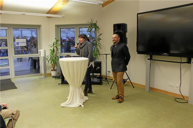 Bad Harzburger Schule ist „ein Raum für Talent“ Schulleiterin Ina Rau und Kunstlehrer Steffen Glöge eröffnen die „Wernissage“. Foto: Jenzora
