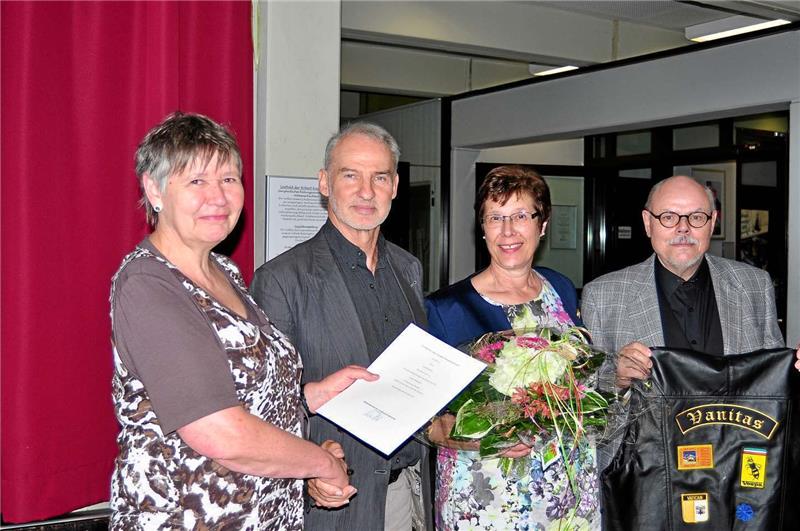 Schulleiterin Jutta Reusing verabschiedet Karl-Heinz Kahla, Christine Eggers und Achim Maurer (v.li.) in den Ruhestand. Fotos: Gundermann