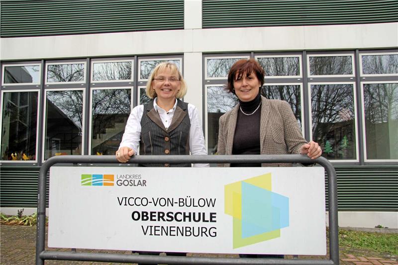 Schulleiterin Kathrin Rudolph (links) und die didaktische Leiterin Beate Kegel vor dem Schulgebäude. Es fehlt Konrektorin Ursula Richter. Foto: Steigleder