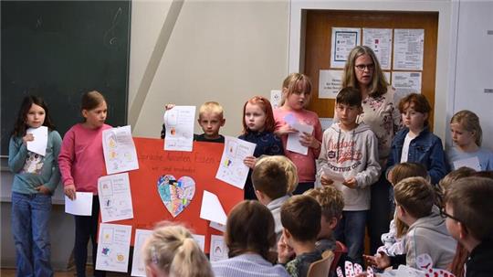 Schulleiterin Simone Maibaum unterstützt ihre Klasse bei einem Projekt.