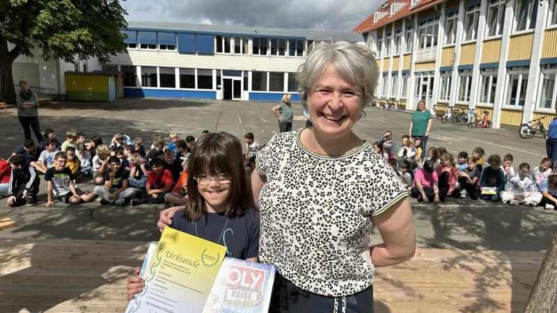 Harzburger Schüler triumphiert bei bundesweitem Wissens-Wettbewerb Schulleiterin Tamara Pietscher ehrt Hendrik Lüers für seine besondere Leistung.