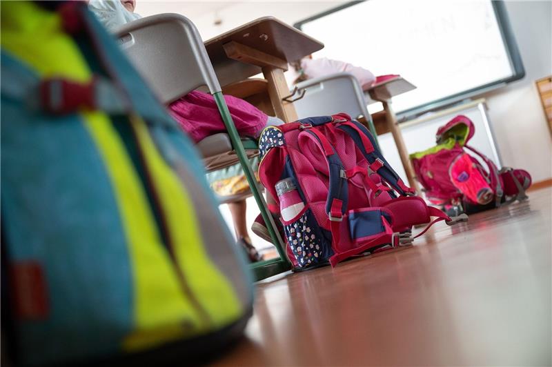Landesregierung plant neuen Umgang mit Kolonialgeschichte Schulranzen stehen in einem Klassenraum auf dem Boden.