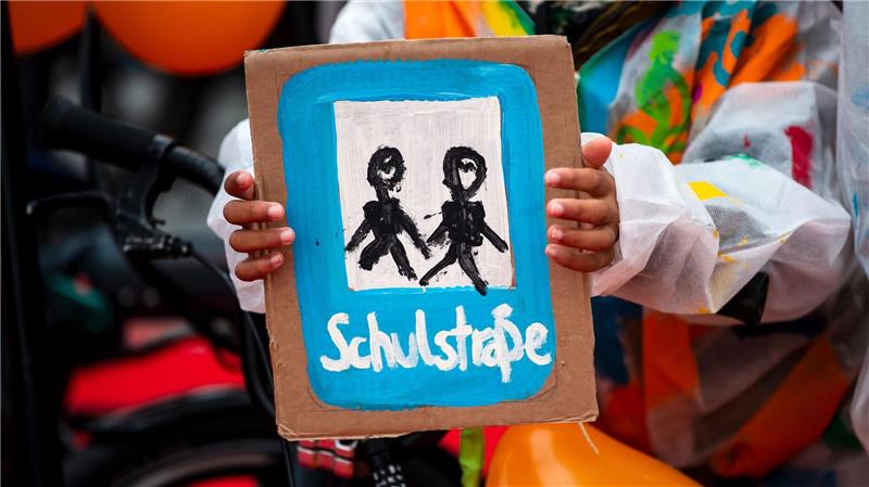 Schulstraßen sind temporär für motorisierte Fahrzeuge gesperrte Straßen vor Schulen. (Archivbild)