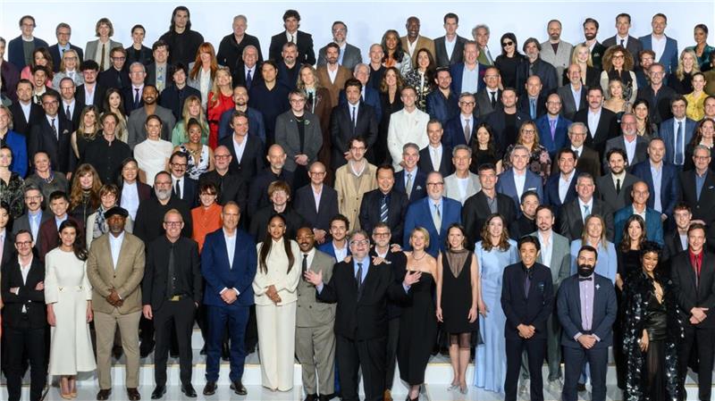 Schulter and Schulter stellen sich die Nominierten zum Klassenfoto auf. 