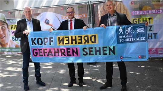 Schulterblick geht ganz leicht: Niedersachsen startet Kampagne für mehr Sicherheit von Radfahrern.