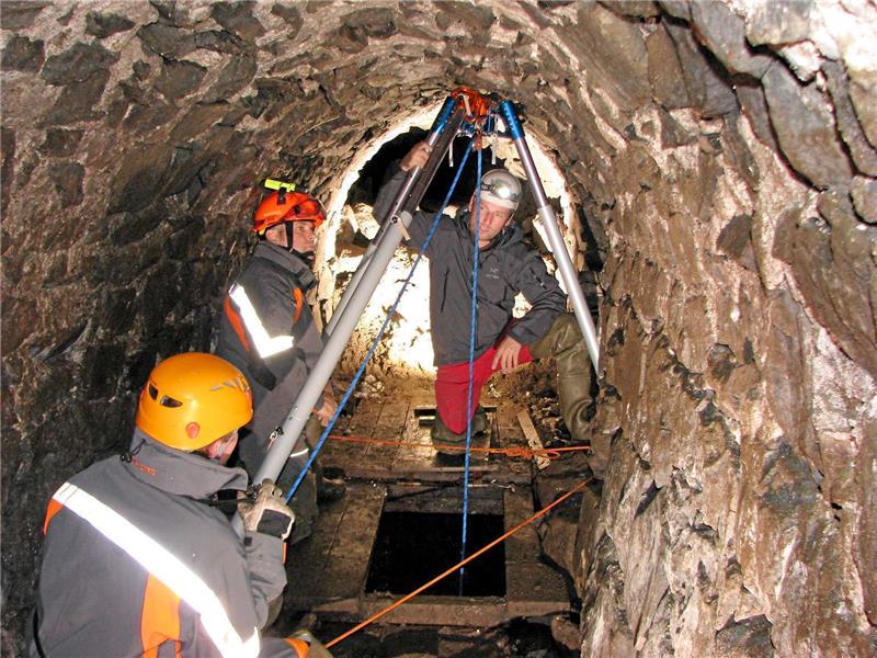 Schulung unter erschwerten Bedingungen: Im Unteren Klein Clausthaler Wasserlauf simulieren die Höhenretter eine Personenrettung. Foto: Ebeling