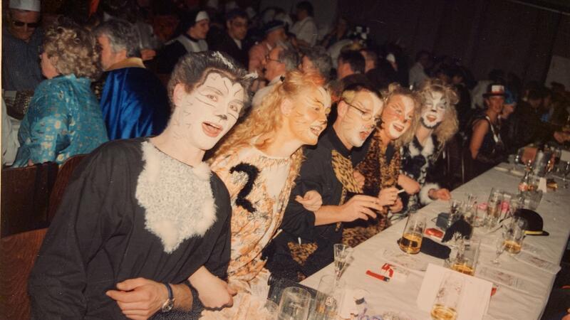 Festhallen-Erinnerungen: Wolfshagen, wie es singt und feiert Schunkeln an den Tischen: Gute Laune ist beim Concordia-Fasching stets garantiert.