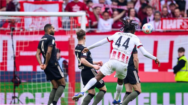Nach 0:2: Bayern drehen Generalprobe für Giganten-Duell Schuss ins Glück: Freiburgs Johan Manzambi trifft zum 1:0.