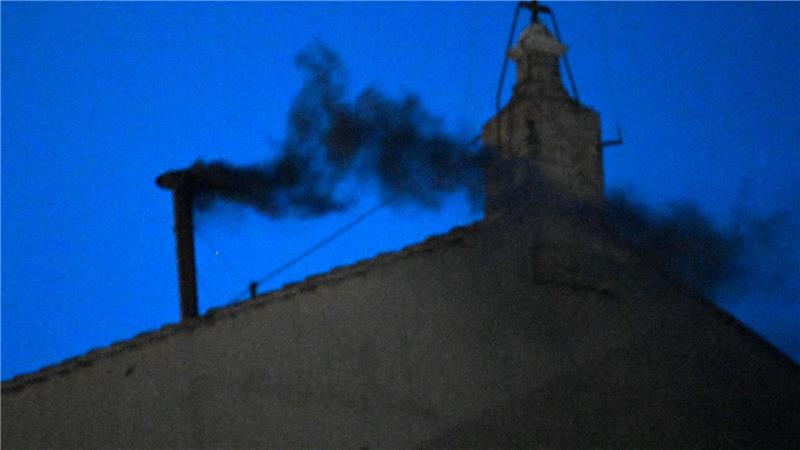 Schwarzer Rauch steigt am ersten Tag des Konklaves aus dem Schornstein auf dem Dach der Sixtinischen Kapelle.