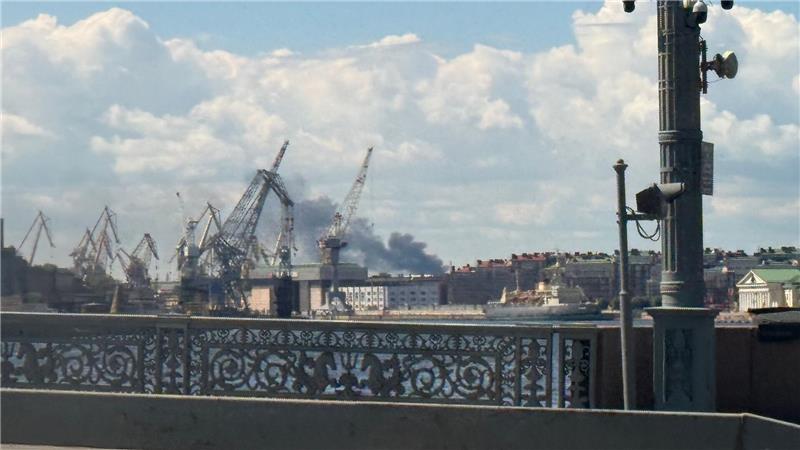 Schwarzer Rauch steigt im Hafengebiet von St. Petersburg auf. (Archivbild)