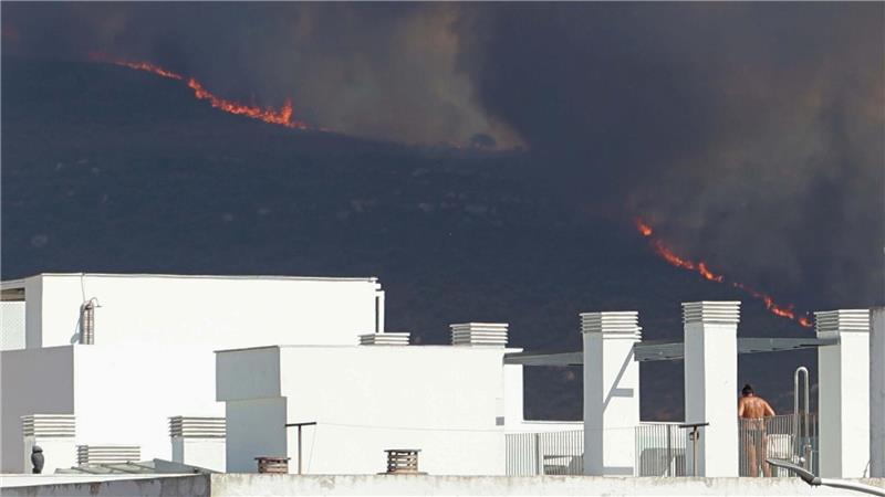 Bilder des Tages Schwarzer Rauch steigt in den Himmel während eines Brandes an der Costa de la Luz in Südspanien.