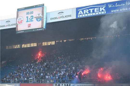 Schwarzer Rauch und Pyrotechnik ist auf der Südtribüne während des Spiels zu sehen.