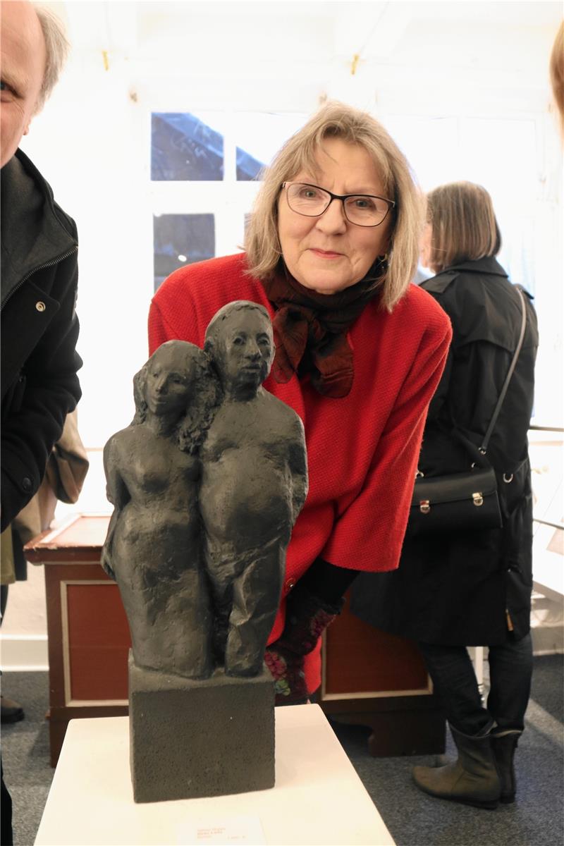 Goslarer Stubengalerie stellt „Bunte Mischung“ in Schwarz-Weiß vor Schwarzes Kunstwerk auf weißem Sockel: Sabine Hoppe stellt ihre Bronze-Skulptur „Dicke Liebe“ vor.