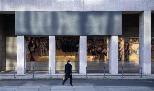 Schwarzes Tuch: Eine Spruchtafel am Bundesfinanzministerium wurde verhüllt.
