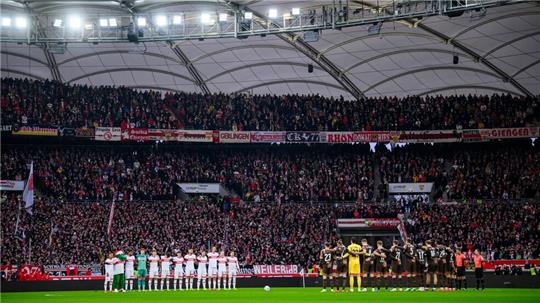 Schweigeminute vor dem Spiel in Stuttgart.
