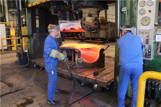 Schweißtreibende Arbeit in den Hallen der Uhlig Rohrleitungskomponenten GmbH im Innerstetal. Hier werden die heißen Stahlteile zu Rohrbögen geformt.  Fotos: Neddermeier