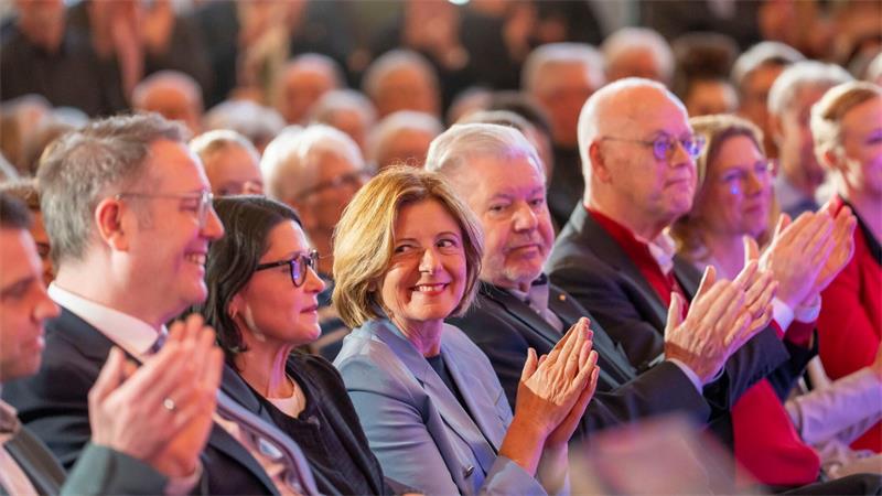 Schweitzer geht nach Berlin – Sozialpolitik treibt ihn um Schweitzer in einer Reihe mit seiner Frau Barbara und seinen Vorgängern Malu Dreyer, Kurt Beck und Rudolf Scharping. (Archivfoto)