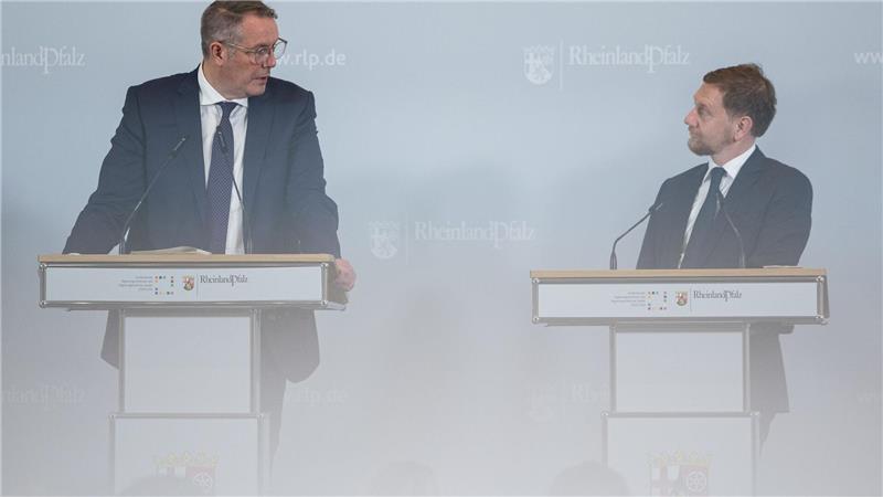 Länder gegen fixes Verbrenner-Aus und für Sozialstaatsreform Schweitzer (links) und Kretschmer demonstrierten in vielen Punkten Einigkeit trotz Parteigrenzen.