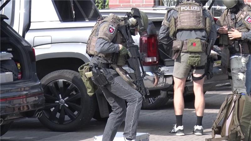 Jugendlicher muss nach Amokalarm für Polizeieinsatz zahlen Schwer bewaffnete Einsatzkräfte rückten im Herbst 2023 wegen einer Softair-Waffe an. Jetzt muss ein Jugendlicher für den Großeinsatz zahlen. (Archivbild)