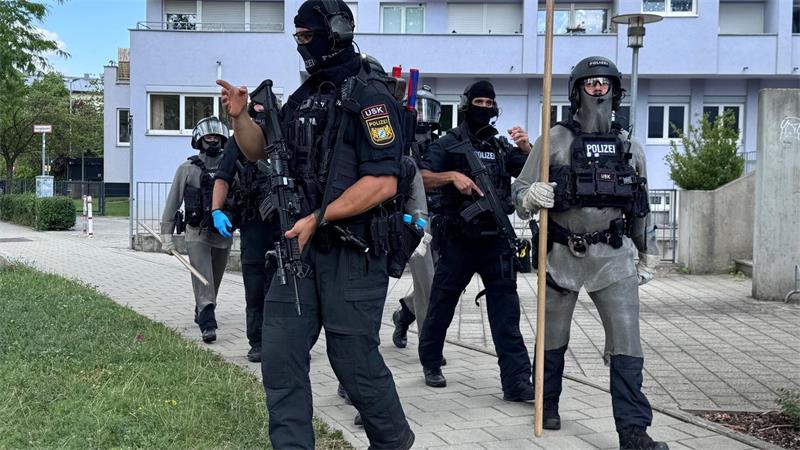 Schwer bewaffnete Polizisten waren rund um die Bankfiliale im Einsatz.