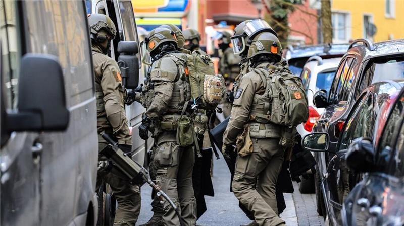 Millionen-Coup vereitelt – „Ausbrecherkönig“ gefasst Schwer bewaffnete Sicherheitskräfte im Einsatz bei einer Durchsuchung in Hagen. Die Polizei hat einen Raubüberfall auf ein Werttransportunternehmen vereitelt.