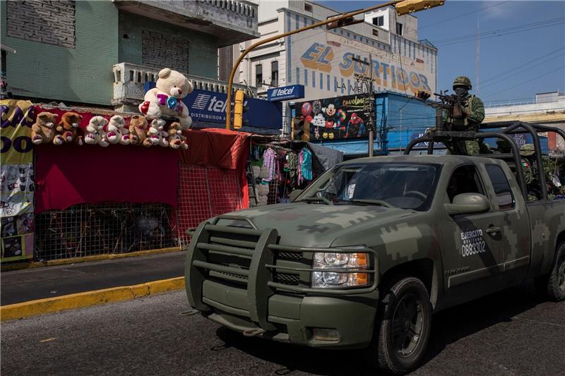 Bürgermeister und 19 weitere Menschen in Mexiko getötet Schwer bewaffnete Soldaten patrouillieren in Veracruz - Mexiko erlebt derzeit eine Spirale der Gewalt. Im Westen des Landes starben zuletzt der Bürgermeister und 17 weitere Menschen.