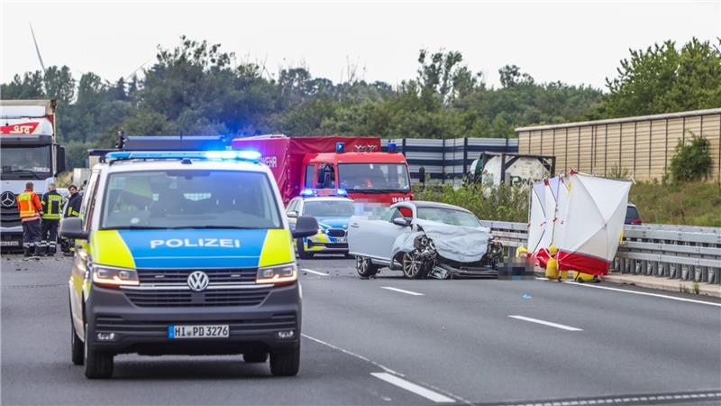 Schwer gezeichnet vom Unfall: der verunglückte Pkw.