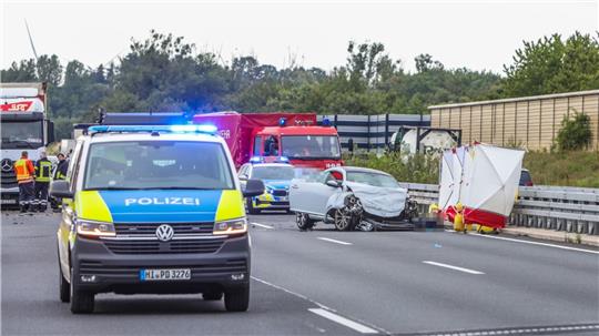 Schwer gezeichnet vom Unfall: der verunglückte Pkw.