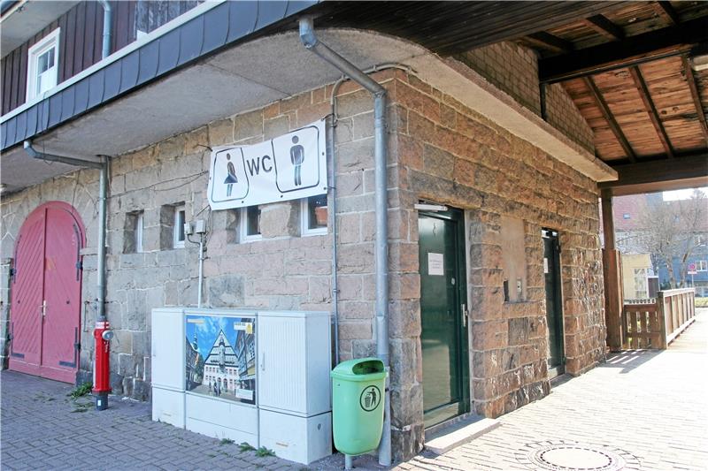 Alle öffentlichen Toiletten sind geschlossen Schwer zu verstehen: Mit einem Banner weist die Stadt in der Neuen Mitte in Braunlage gut sichtbar auf die öffentlichen Toiletten hin. Wer dann aber vor der Tür steht, liest klein gedruckt, dass die sanitären Anlagen vorerst geschlossen sind.  Foto: Eggers